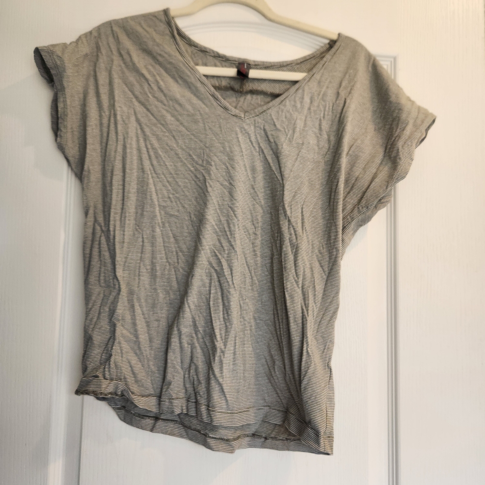 District Made Womens Tshirt Size XL Euc